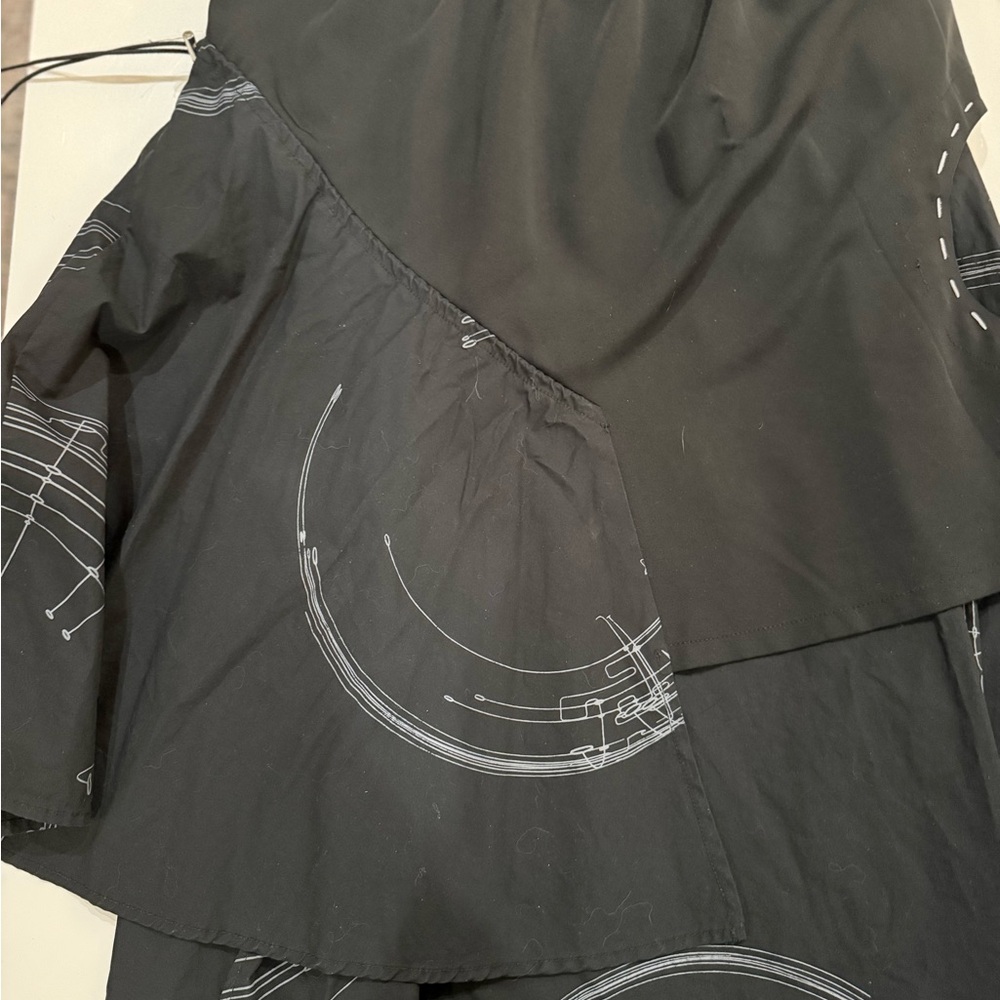 Asymmetrical imported Blk/white skirt